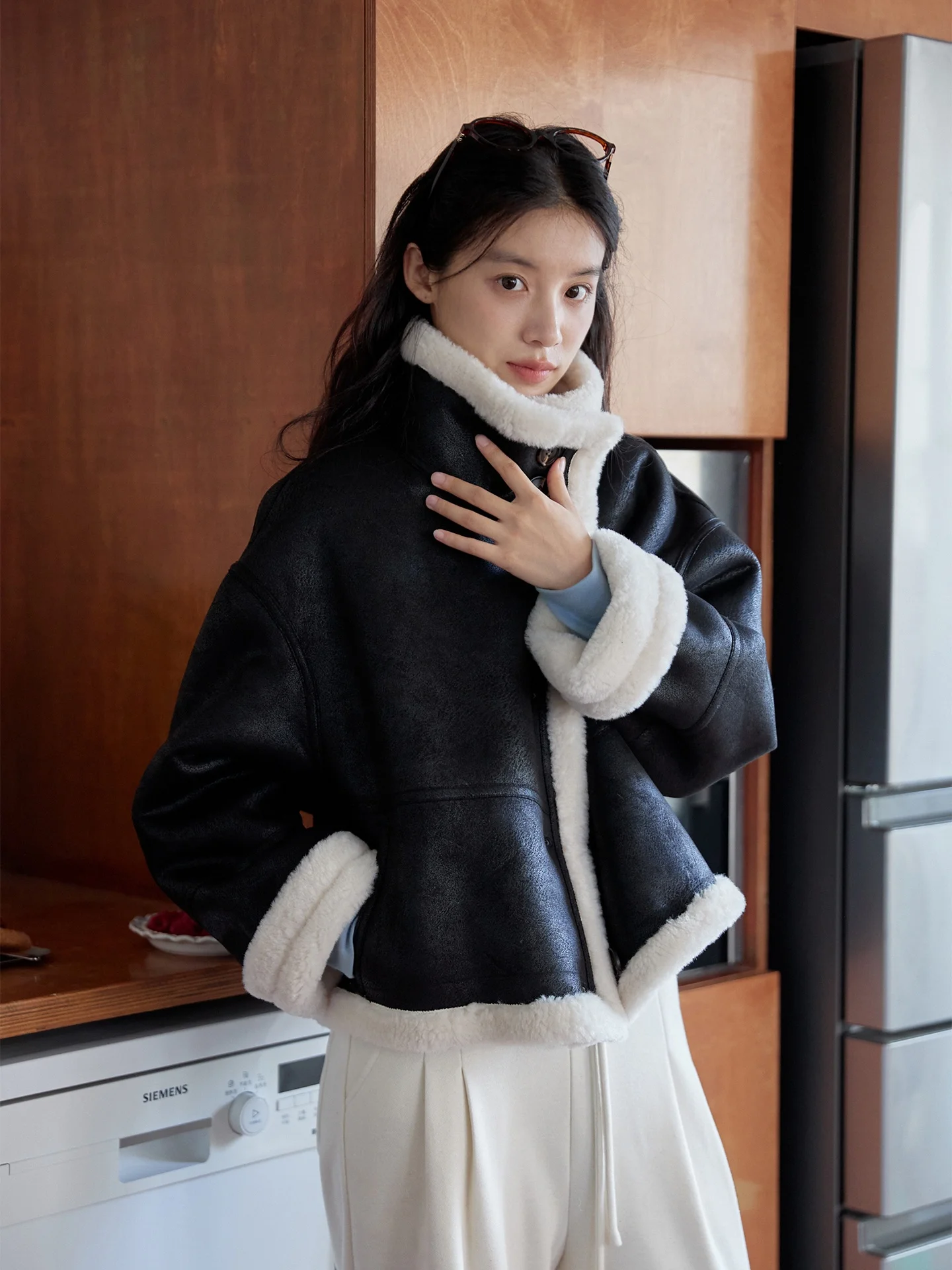 معطف فرو خروف من MIXABO Bla صديق للبيئة للنساء بياقة واقفة من الجلد والفراء ملابس للدراجات النارية من جلد الغزال ملابس خارجية...