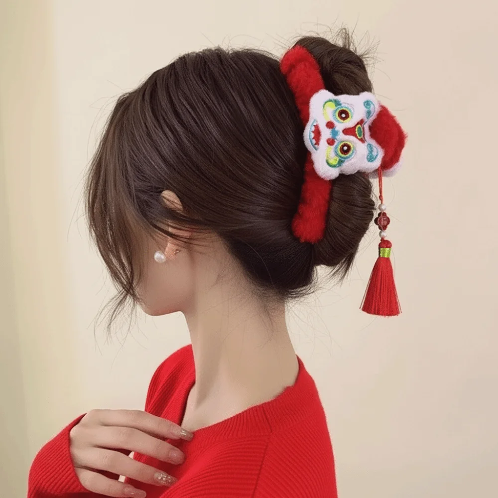 

Fashion Awakening Lion New Year Hair Claws Korean Style Headdress Plush Claw Clip Hair Accessories Tassel Lady Shark Clip Women