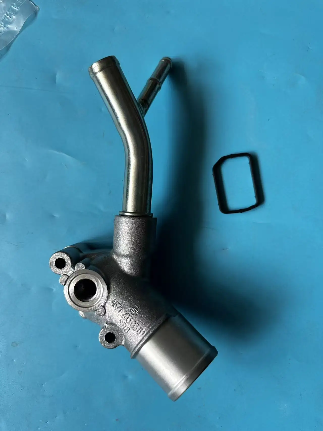 Genuine Coolant Outlet Port With Gasket 6712000926 6712010186 For Ssangyong Korando C