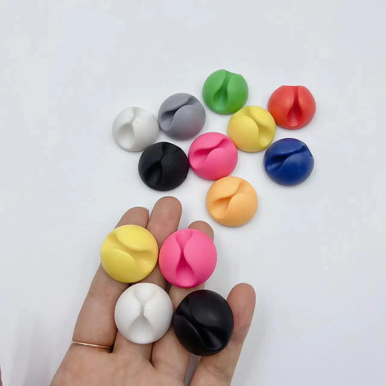 Organizador enrollador de Clip de Cable, Clips redondos para cables de cargador, gestión ordenada de escritorio, abrazadera de soporte adhesivo para cables en el hogar, oficina y coche