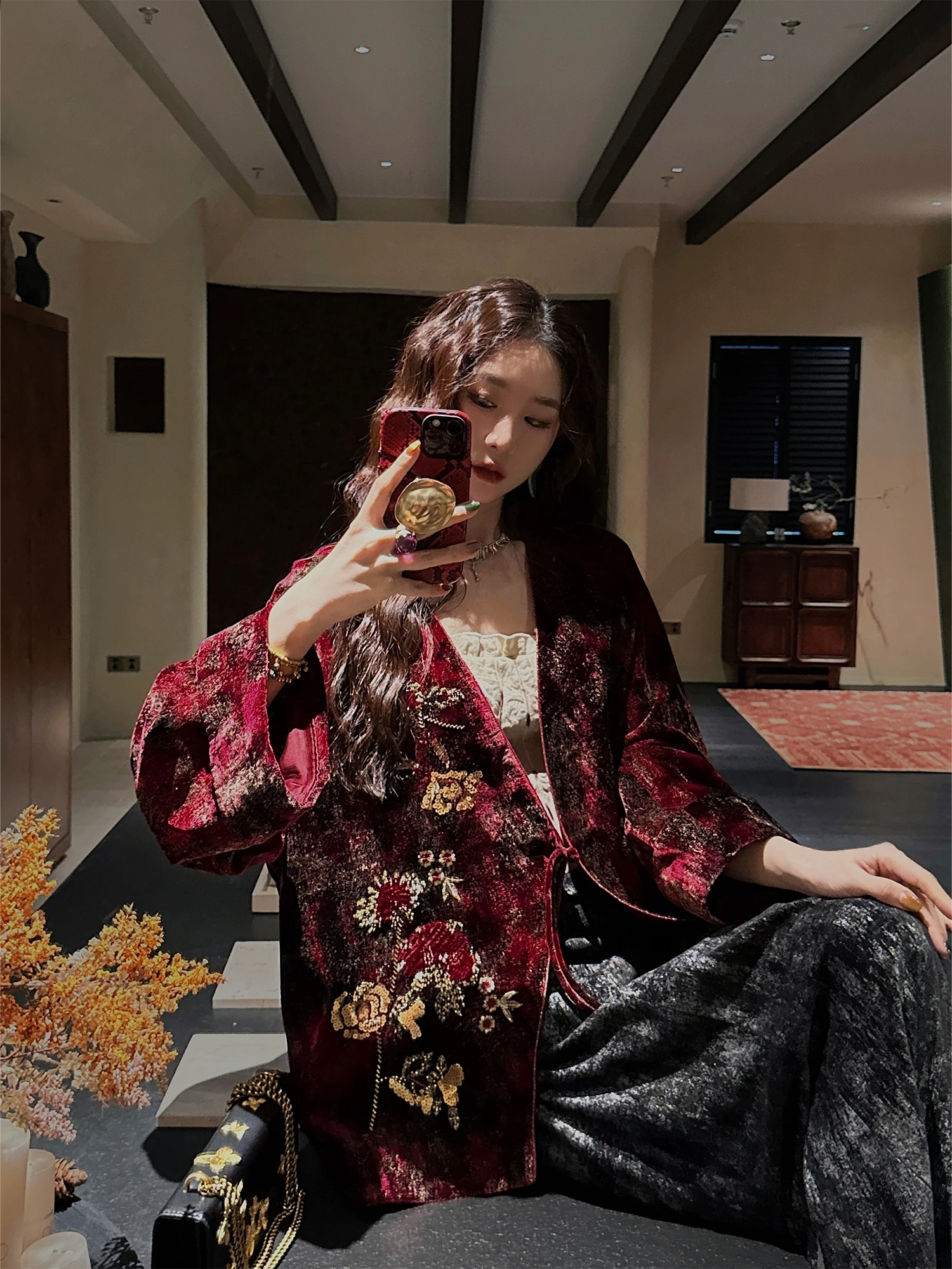 

Новая китайская бархатная куртка для женщин: красивое черное пальто с уникальным цветочным узором, модная осенняя верхняя одежда