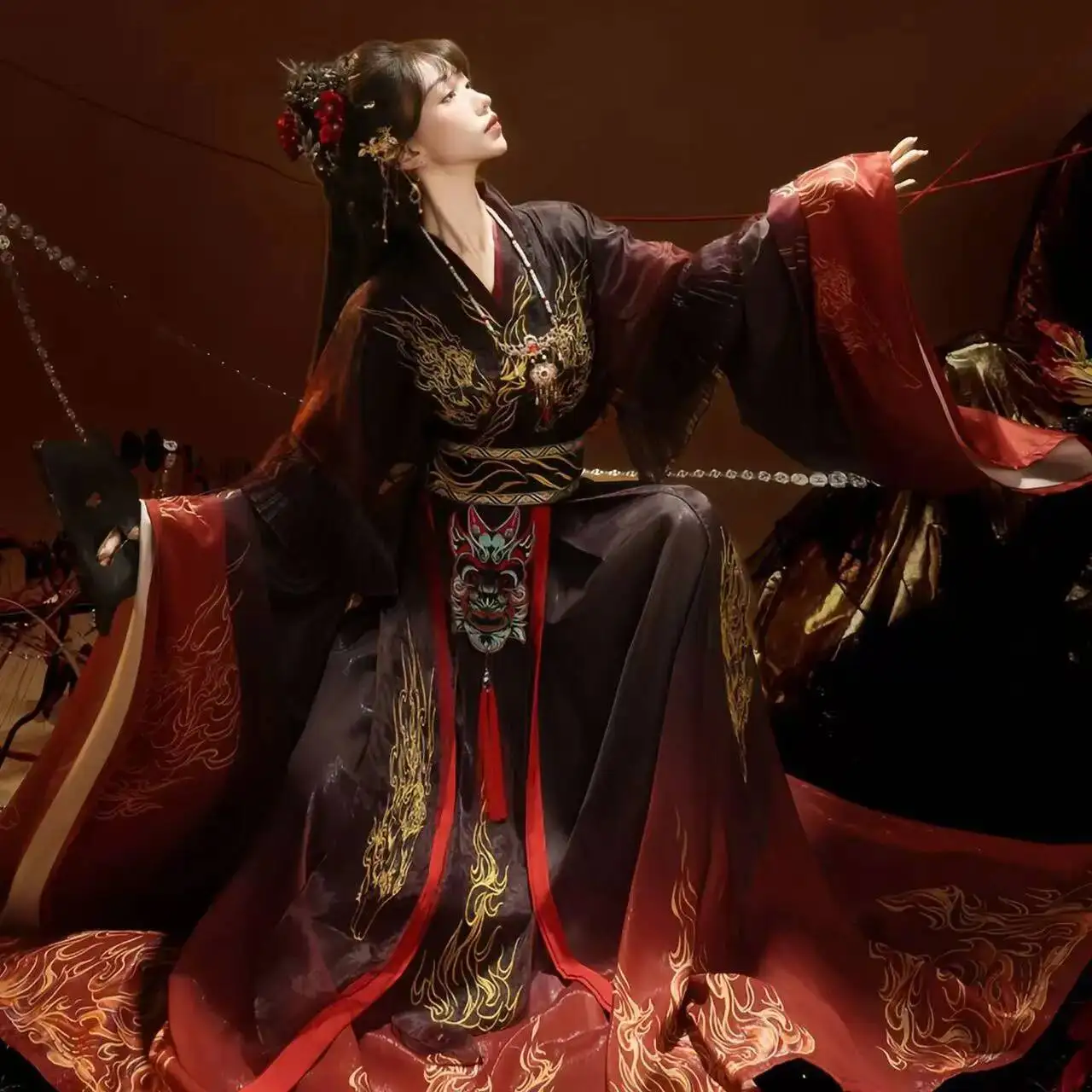 Traditionelle chinesische Hanfu-Kleidung für Herren und Damen mit Stickerei – Schwarz-Rot Flammen-Bühnen-Cosplay-Kostüm für festliche Anlässe
