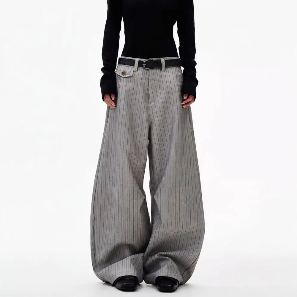 Cleanfit gestreifte Herrenhose, lockere Passform, Old Money Ästhetik, fließender Stoff, gebogen geschnittene, weit geschnittene Hose, Freizeithose, graue Hose