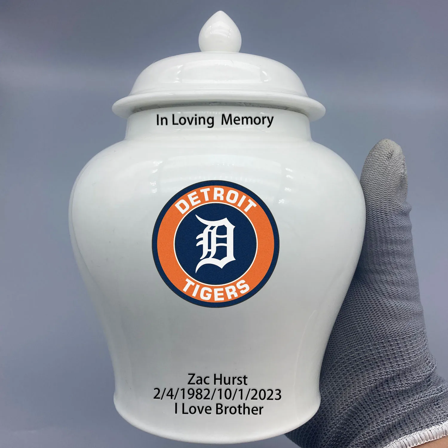 

Medium Urn for Detroit Tigers-baseball themed Custom.Send me the name/date you want to appear on the urn by Remark Message