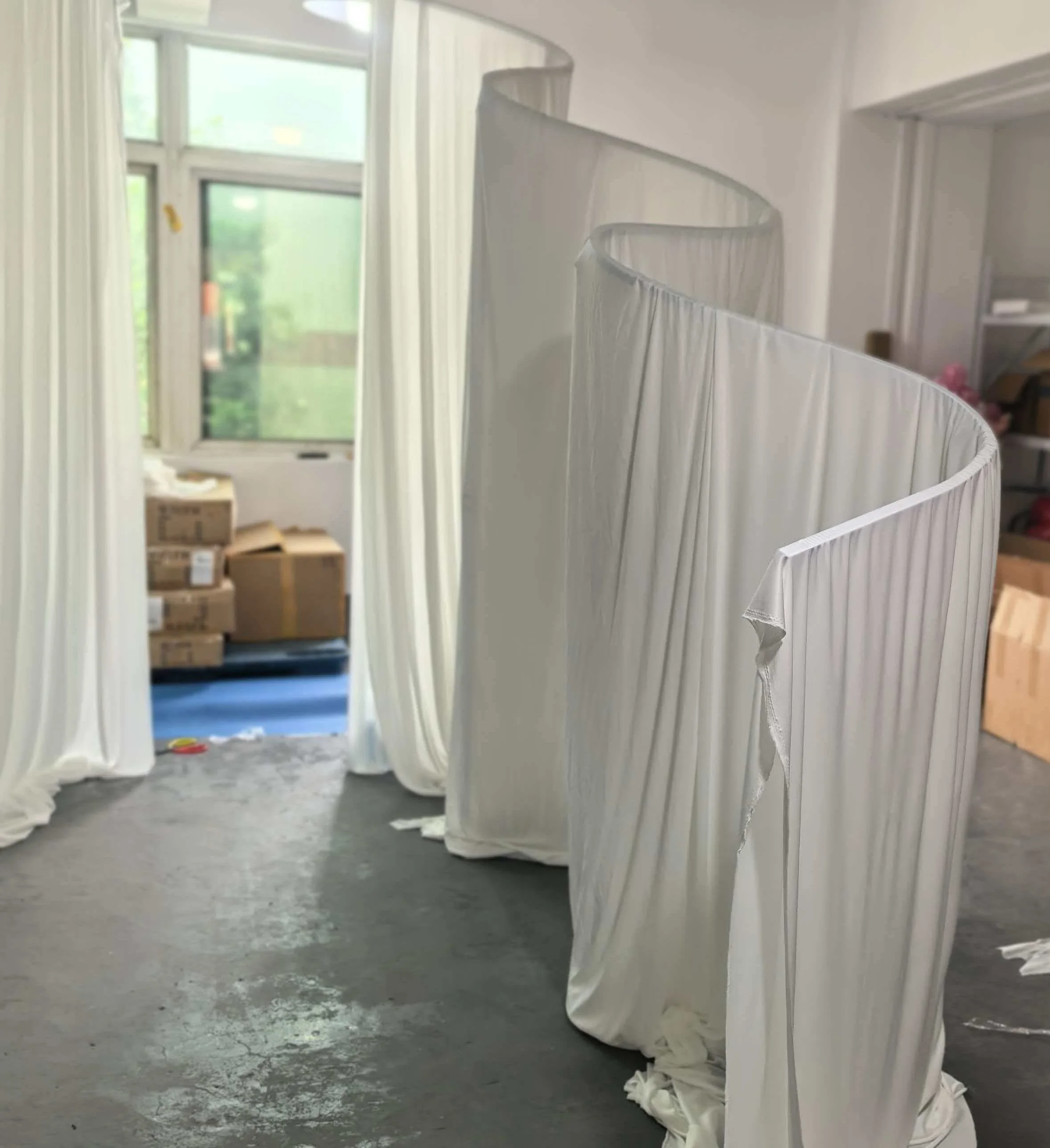 2 Stück Wellenbogenhalterung Metall-Hintergrundvorhang für Hochzeits- und Veranstaltungsbühnendekoration Beliebtes Design Stoffvorhang – Detail 5