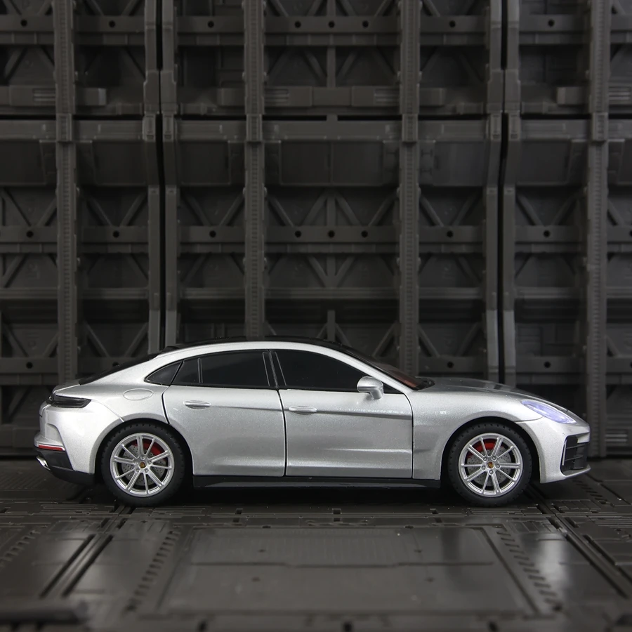 1:24 تحاكي نموذج سيارة بورش باناميرا المصنوعة من خليط معدني، وجمع أبواب السيارة التي يمكن فتحها بالصوت والضوء، وزخارف السيارة الخارقة