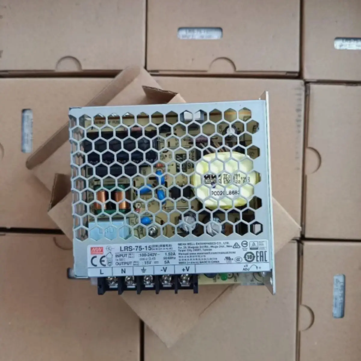 

Импульсный блок питания LRS-75-15 75Вт | 15В | 85-264В переменного тока/120-370В постоянного тока