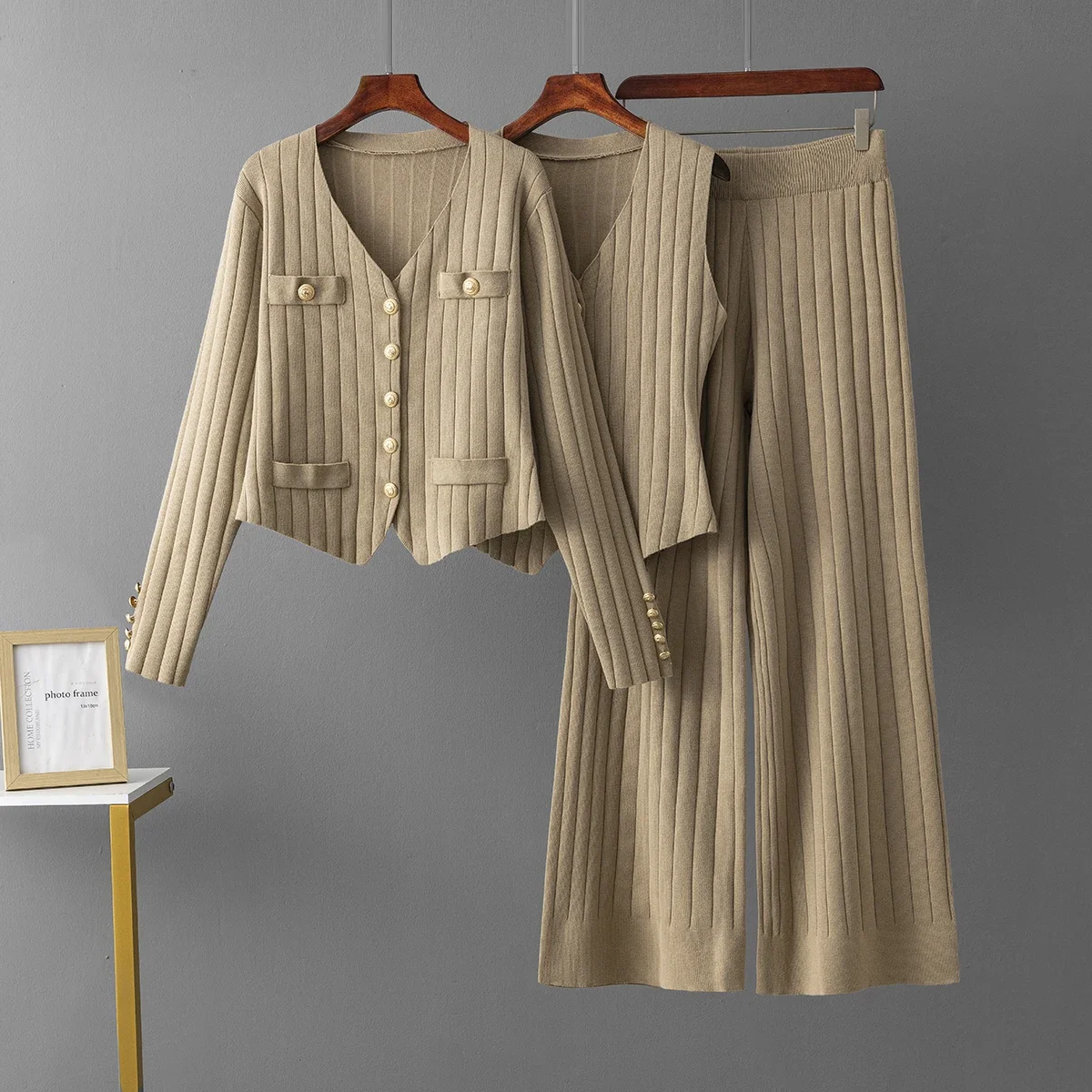 

Вязаные костюмы для пожилых людей, модный жилет с металлическими пуговицами + кардиганы с V-образным вырезом и длинными рукавами + широкие брюки в полоску, комплекты из трех предметов JJ350