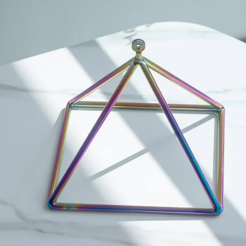 Hochwertige, farbwechselnde Kristallpyramide