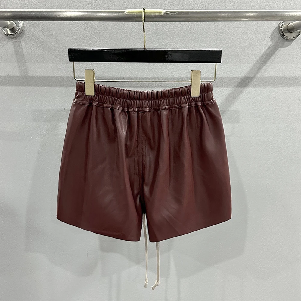 กางเกงขาสั้นผู้หญิง PU แบบมีเชือกรูดมีรูพรุนกางเกงเอวยางยืดผ่าข้างข้าง Y2k กางเกงหนังลำลองร้อยแบบลำลองใหม่2024ฤดูใบไม้ร่วง