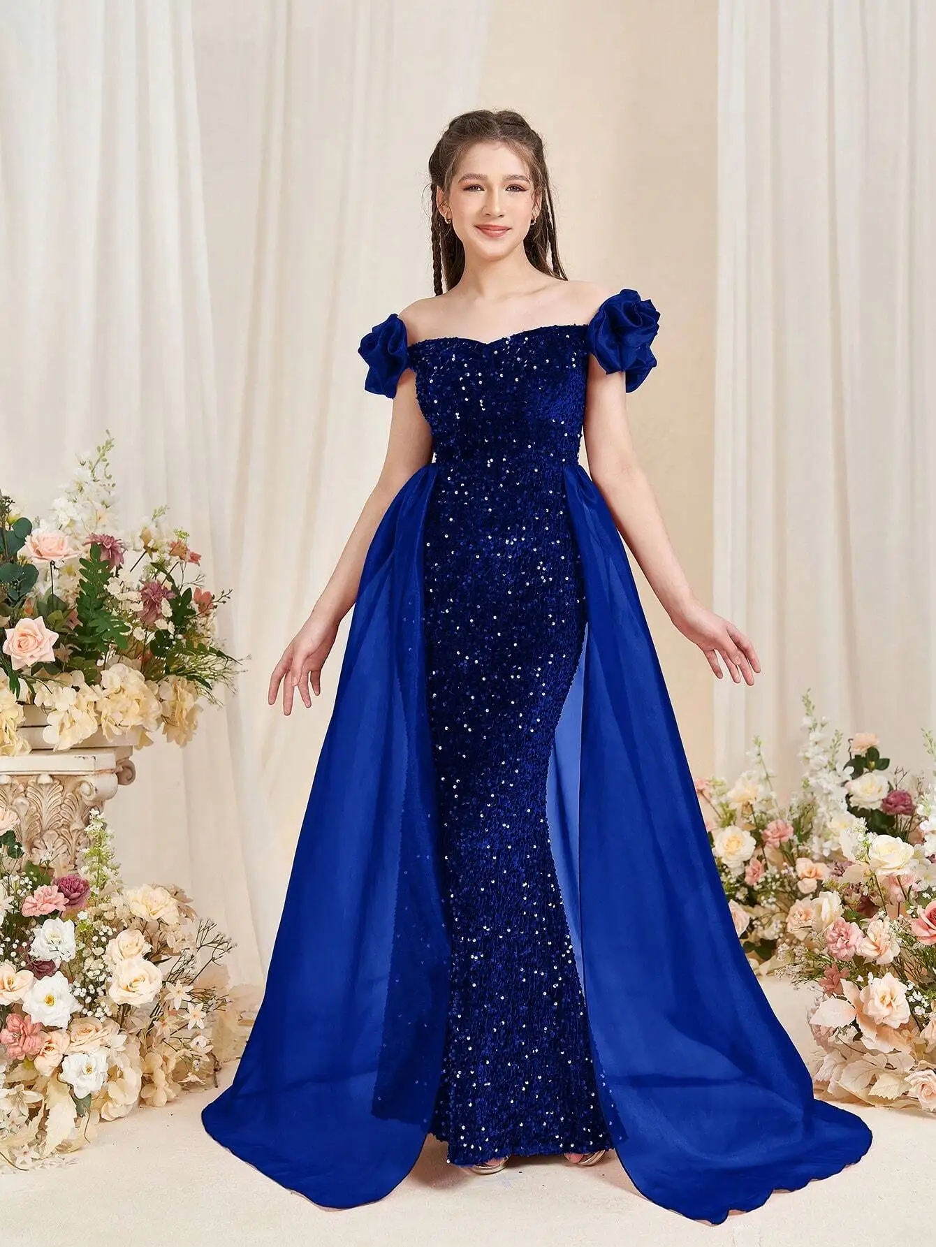 

Элегантное вечернее платье-русалка с открытыми плечами, рюшами на рукавах и прозрачными вставками из органзы