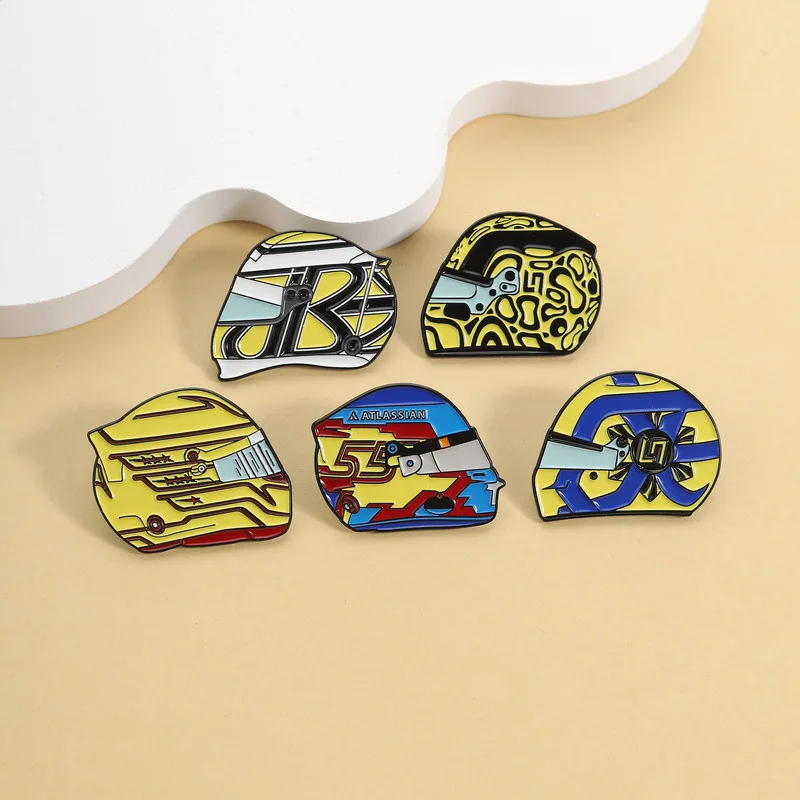 Sports Brooches Rider Helmet-shaped Metal Badges Small Gift Wholesale Backpack Accessories Bag Pins for Clothes Brooch Lapel Pin