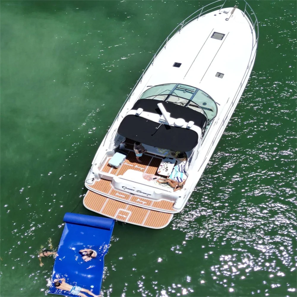 แผ่นรองพื้นเรือ Sea Ray Sundancer 400 ปี 1998-1999 สำหรับพื้นที่อาบน้ำและห้องนักบิน ทำจากวัสดุ EVA ลายไม้สัก แบบ SeaDek Gatorstep ติดตั้งง่ายด้วยกาวในตัว d8m5dg4