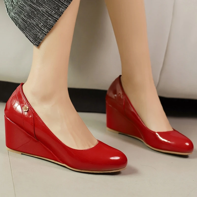 Классические женские туфли на танкетке, модные белые, красные, синие свадебные офисные туфли на танкетке, женские модельные туфли-лодочки, весна 2025, удобные
