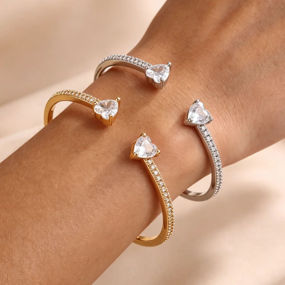 Luxuriöses, funkelndes, herzförmiges Zirkon-Armreif-Set mit offener Scharnierkonstruktion, mit Kristallen besetztes Manschettenarmband, Damen-Schmuck für Dates, Bankette und Hochzeiten