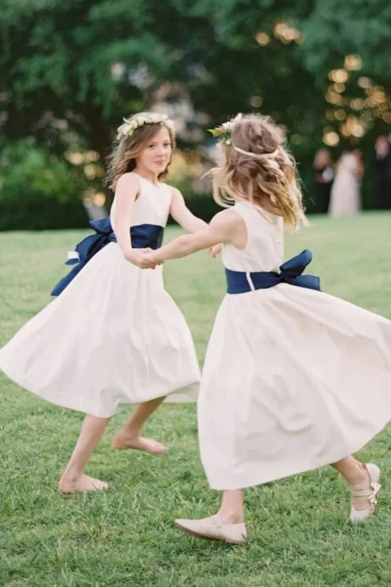 Vestido blanco de flores para niña, línea A con lazo de cinta azul marino, sin mangas, apto para boda, fiesta de cumpleaños, vestidos de primera comunión