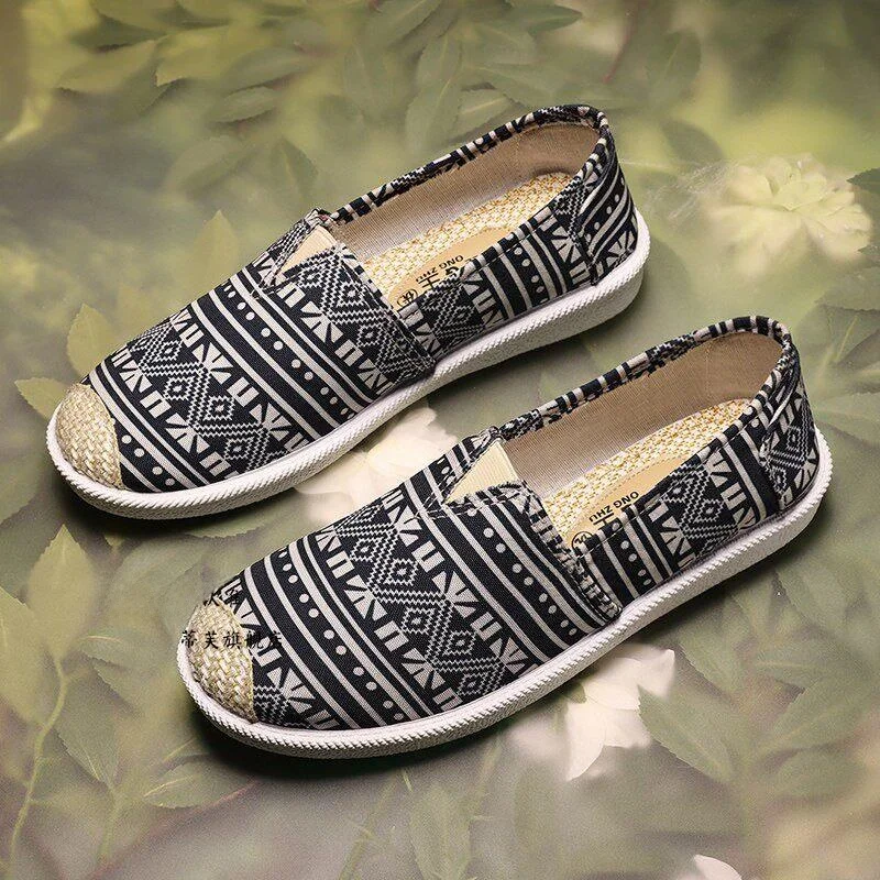

Mom's Summer Thin Beijing Cloth Shoes Casual Canvas Breathable Anti-slip Flat Bottom Soft Bottom Ladies Footwear Low Cut roun...