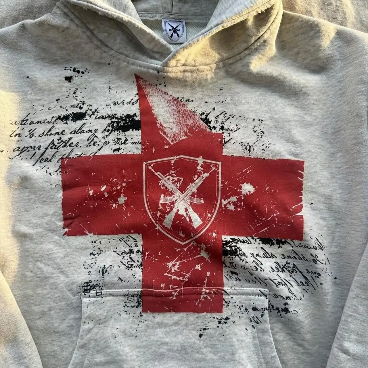 Damen-Kapuzenpullover im Dark-Style, schwarz, mit Hutkrempe, Lippen-Porträt-Print, lockerer Schnitt, überschnittenen Schultern, Kängurutasche, Pullover-Sweatshirt – Detail 3