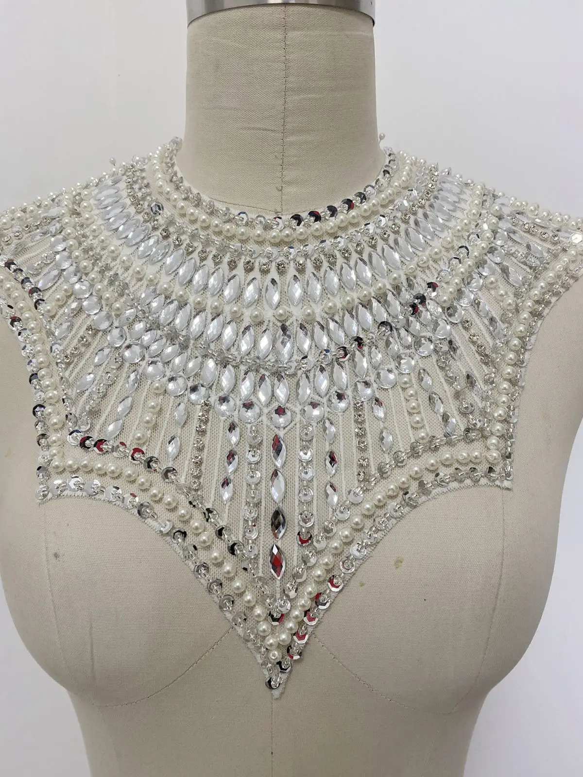 Schwere silberweiße Perle Diamant Dekoration Kleid Material glänzende handgemachte Perlen o Kragen Hochzeits kleid Zubehör