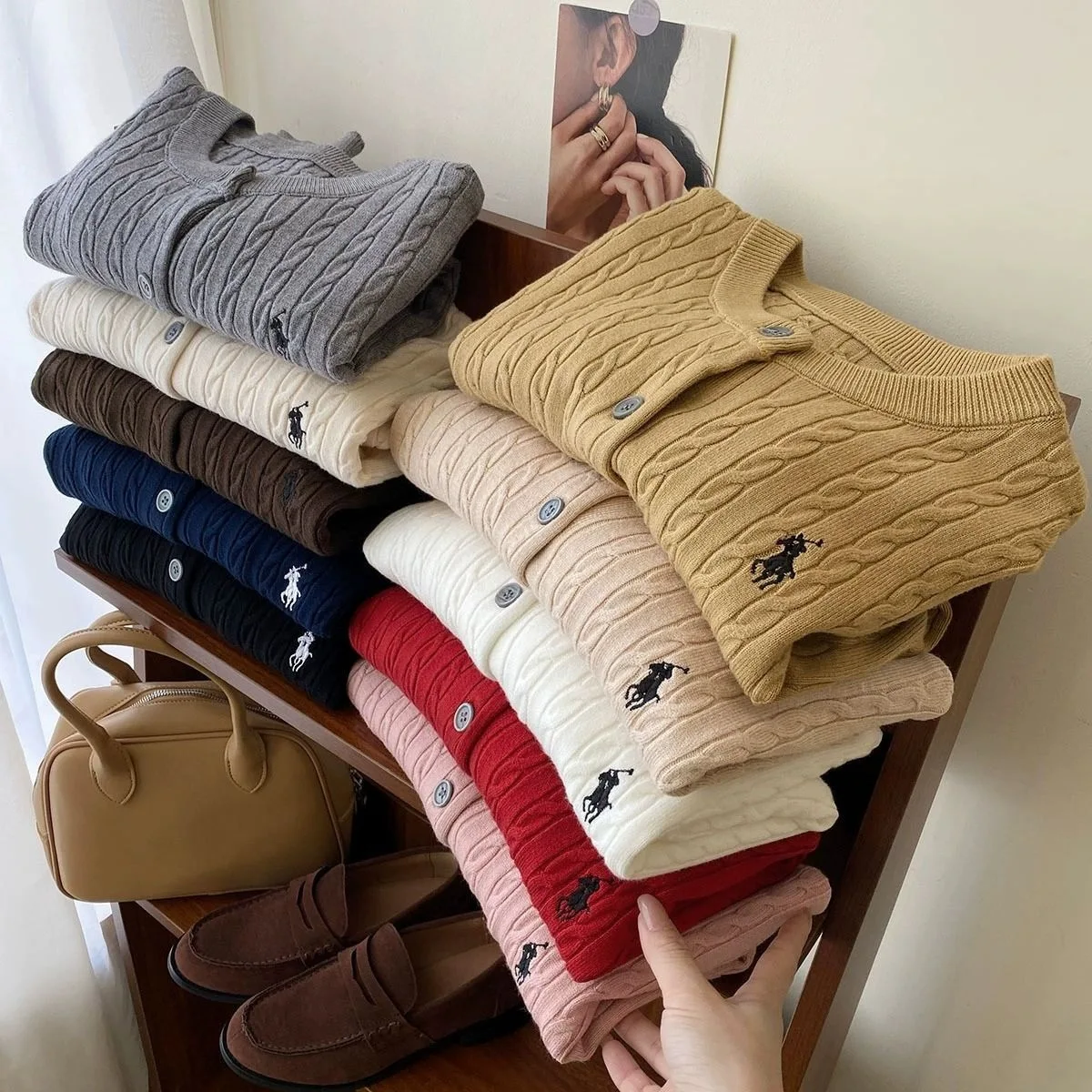 سترة نسائية محبوكة باللون الأحمر والأبيض برقبة دائرية مطرزة للخريف والشتاء أوائل الربيع سترة ذات طراز عتيق من مزيج البوليستر #1