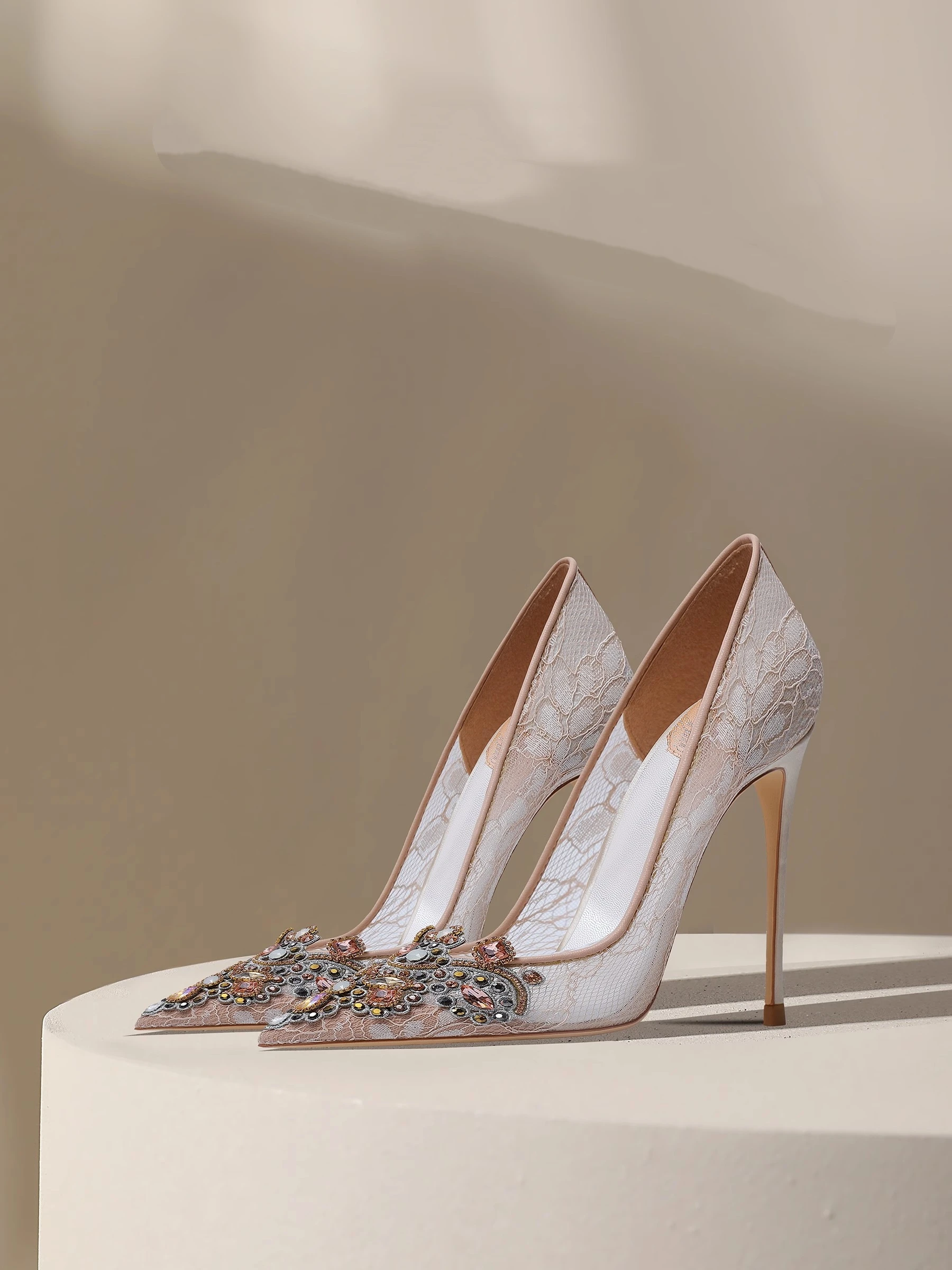 

Новые весенне-летние туфли на шпильке с острым носком, кружевные сетчатые свадебные туфли со стразами, женская обувь большого размера для банкета, маленького размера