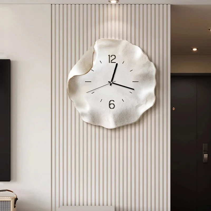 ساعة حائط يابانية فريدة من نوعها بتصميم بسيط فاخر وحديث للفتيات ساعة حائط كوين عتيقة من الزجاج المستدير الشمالي ديكور المنزل