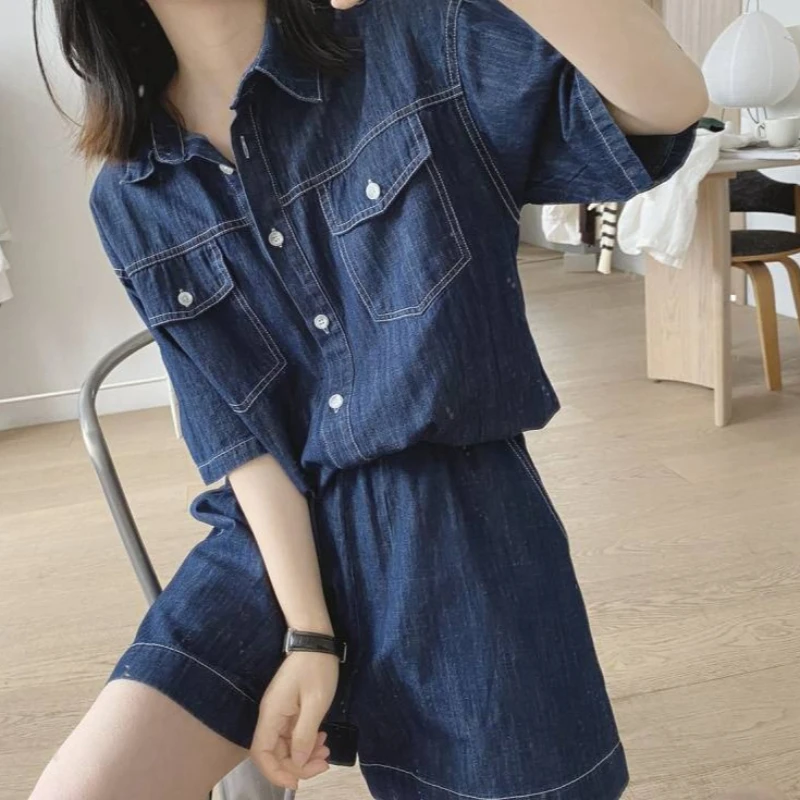 

Женский джинсовый комплект из двух предметов: укороченный жакет с отложным воротником и карманами, брюки с эластичным поясом, повседневный, лето 2026