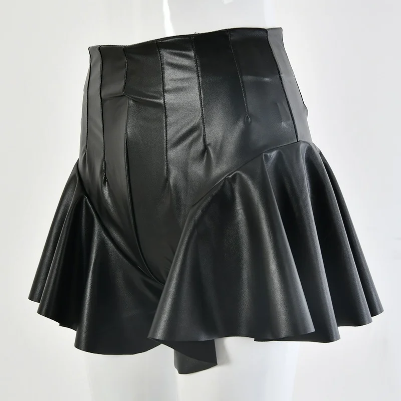 Pantalones cortos de cuero PU de cintura alta para mujer, Shorts ajustados con volantes, Color negro y liso, 2023