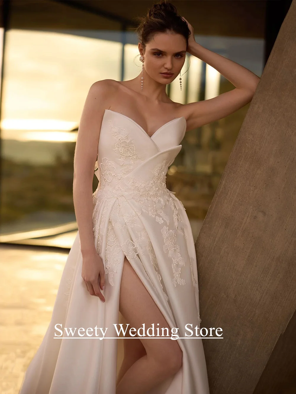 فستان زفاف مثير من الساتان للعروس مخصص على شكل حرف V بدون أكمام مزين باللؤلؤ بفتحة عالية على شكل حرف A فستان زفاف سويب تراين