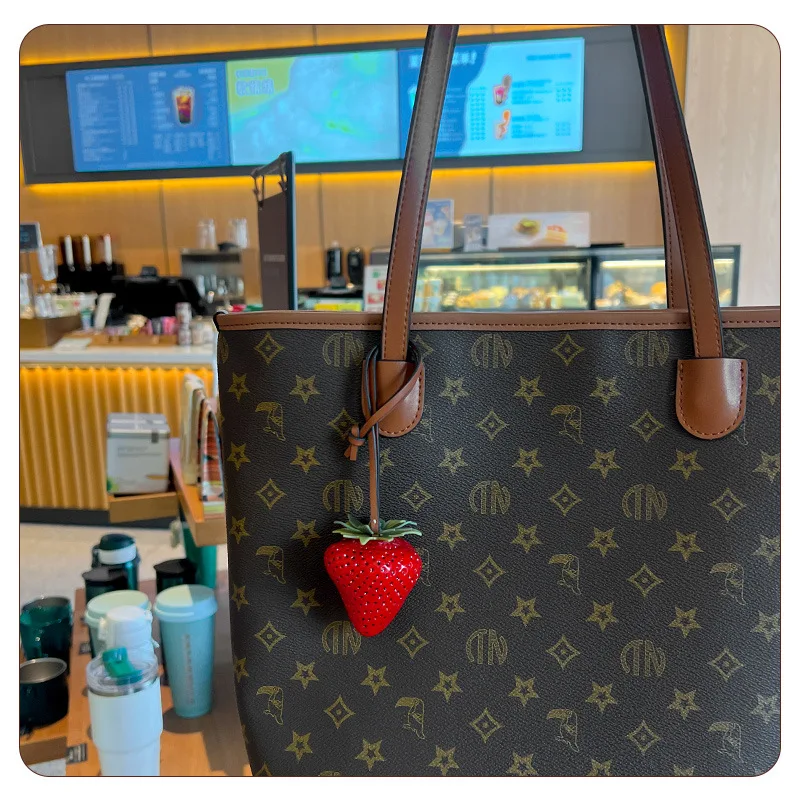 عيد الميلاد الجديد حقيبة الفراولة قلادة ثلاثية الأبعاد الراتنج لطيف الهاتف المحمول سلسلة مفاتيح قصيرة مجوهرات اكسسوارات حقيبة قلادة