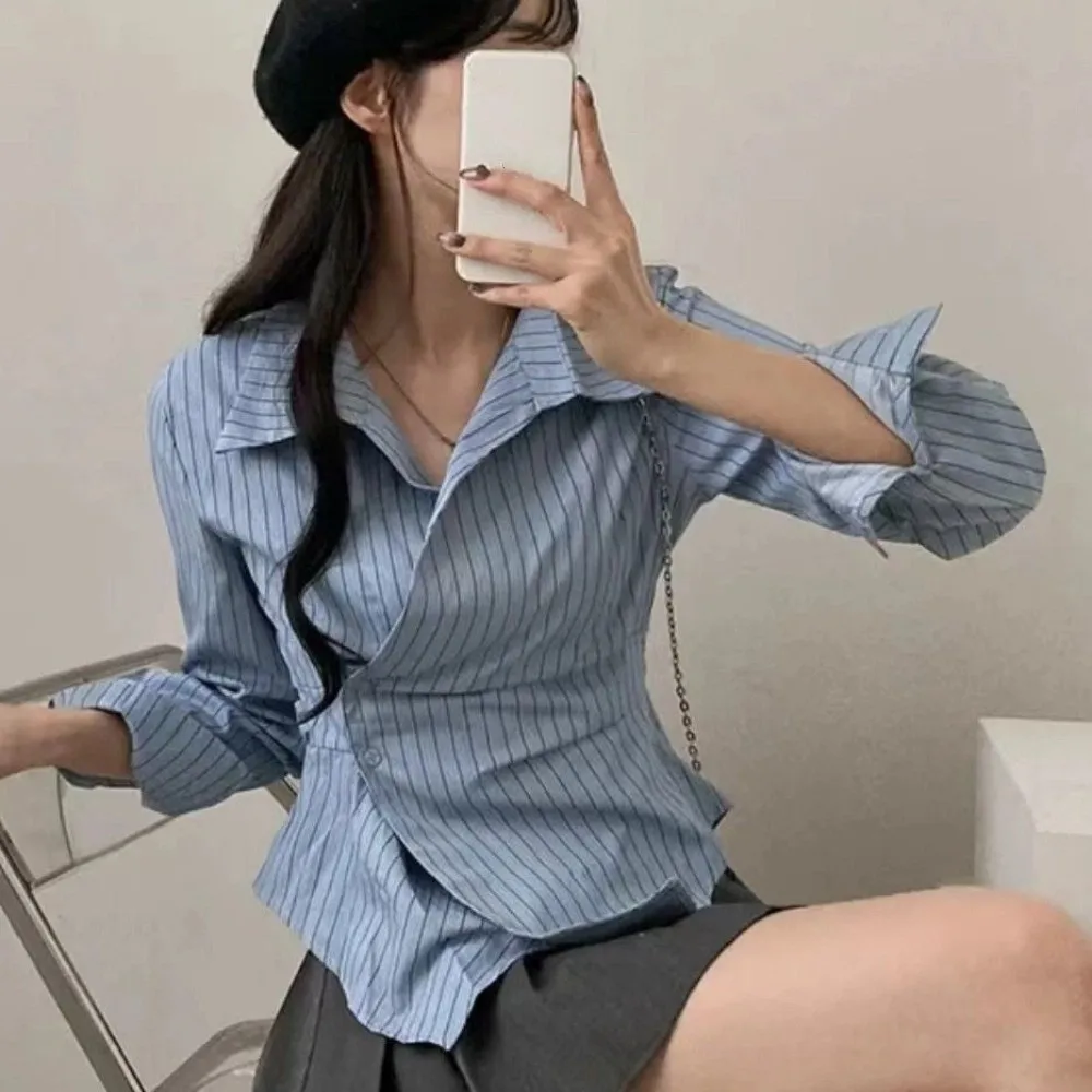 

Короткие женские блузки в синюю полоску с v-образным вырезом, рубашки с длинными рукавами в корейском стиле, облегающие рубашки с синими полосками, тонкие рубашки на пуговицах, подарок для девочек
