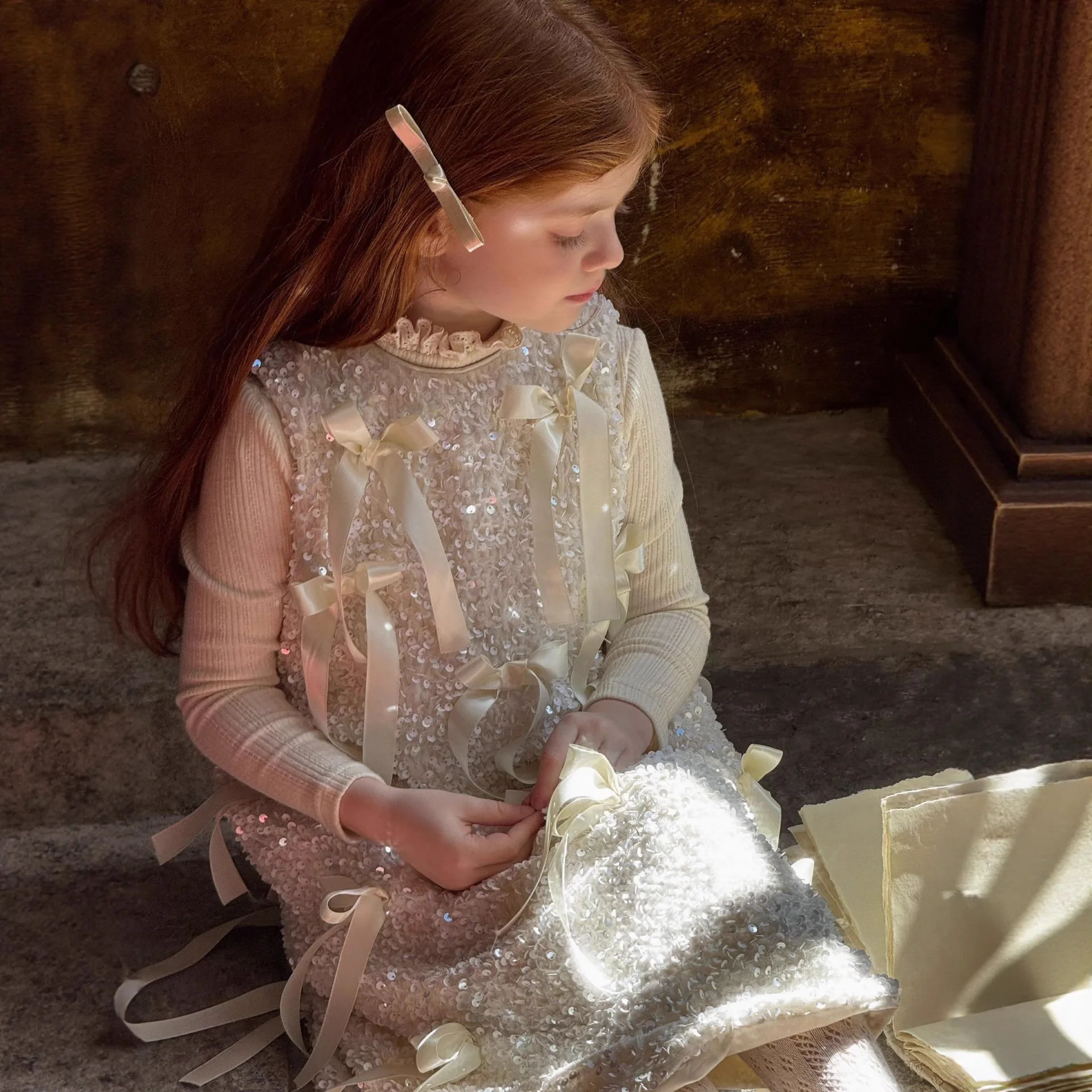 فستان بناتي بمزاجية لخريف وشتاء 2025 فستان بناتي على الطراز الكوري الجديد مزين بالخرز والترتر المخملي للأطفال