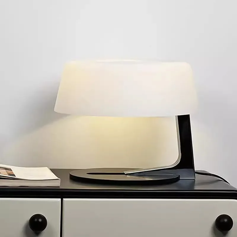 Lampu meja kaca dekoratif bergaya postmodern minimalis klasik untuk restoran, kamar tidur, clubhouse, dan hotel.