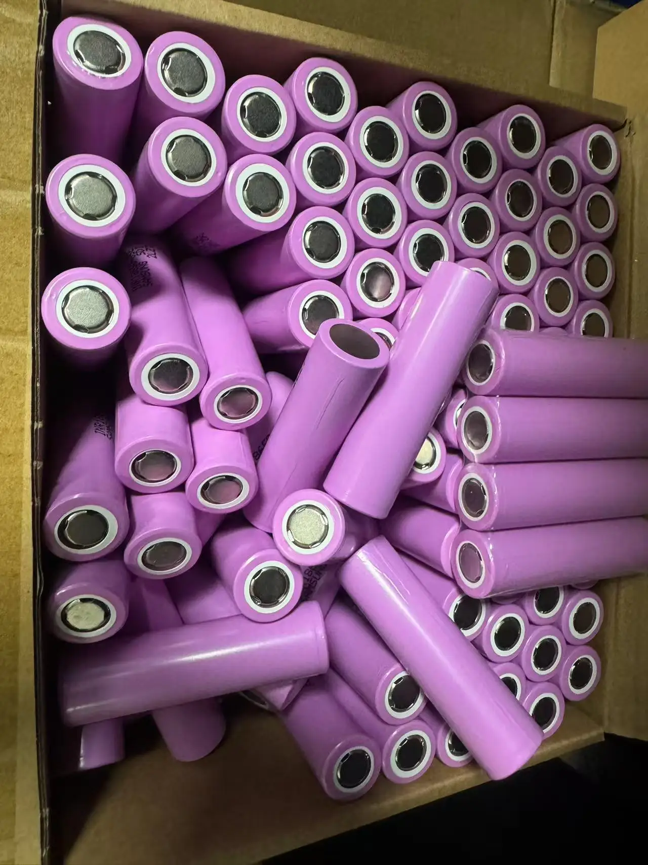 

18650 Rechargeable Battery 3.7V 2000mAh sufficient Capacity Li-ion Rechargeable Battery For Flashlight Torch Battery+Charger