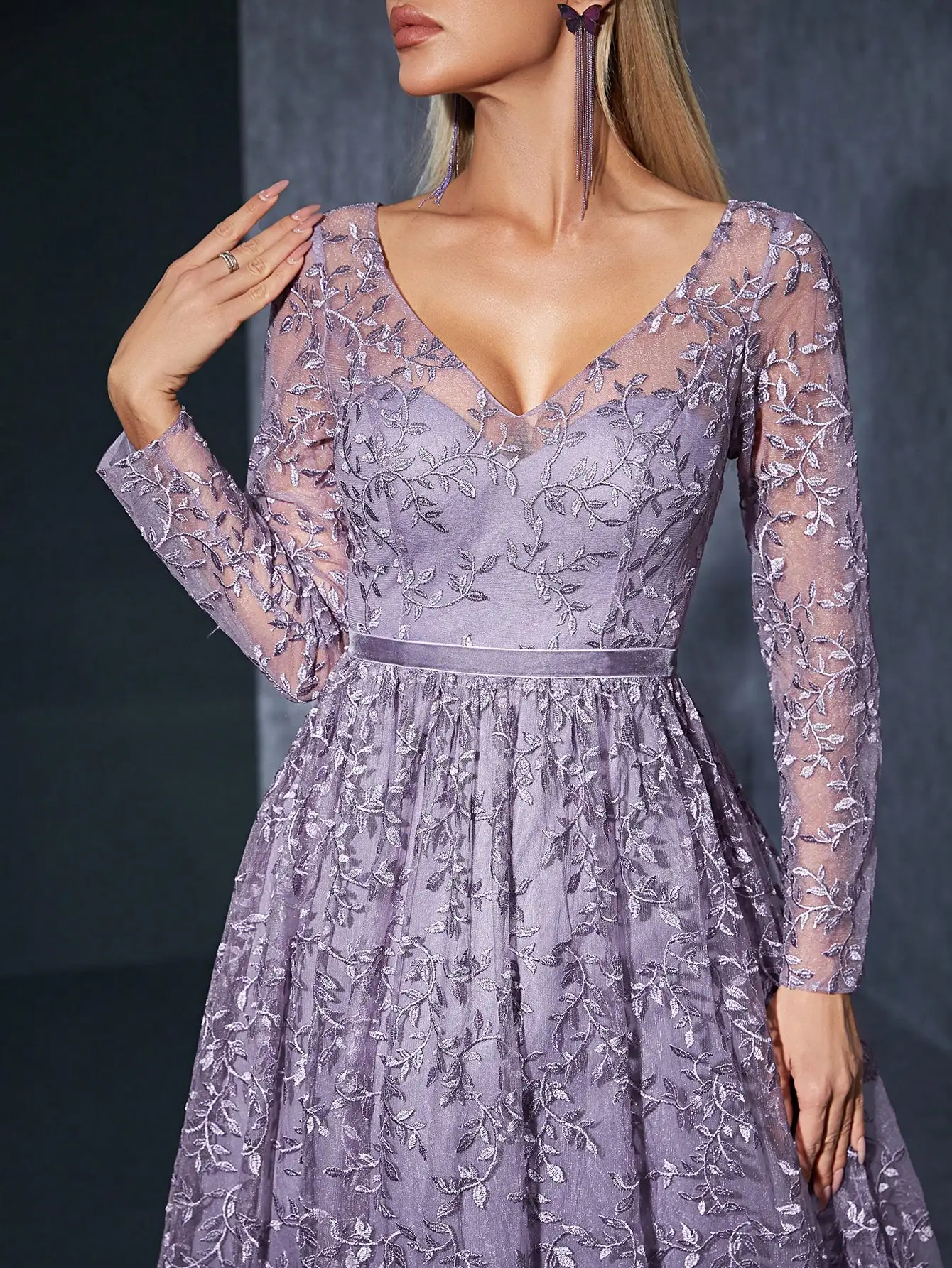 Mgiacy (non-locating flower) Langes Kleid mit V-Ausschnitt, langen Ärmeln, bestickter Spitze, durchsichtigem Satin und Gürtel mit weitem Saum – Detail 4