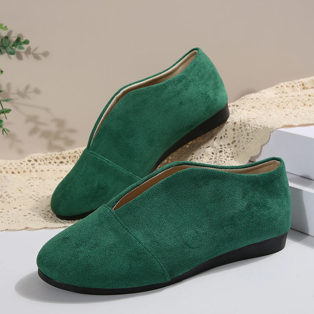 Plus-Size-Damen-Slipper aus Wildleder, V-Ausschnitt, runde Zehen, weich und bequem, lässig, für den täglichen Gebrauch, zum Spazierengehen, in verschiedenen Farben erhältlich. – Detail 5