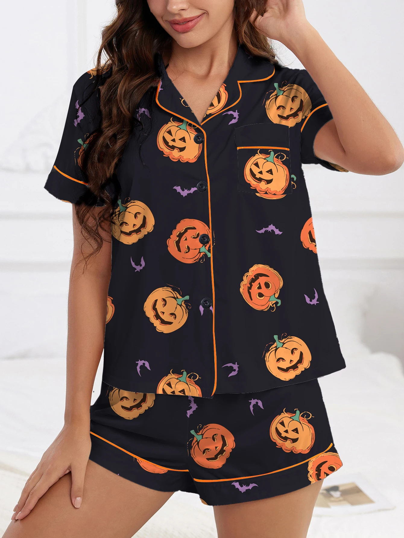 

Комплект из 2-х предметов с принтом Хэллоуина, пуговицами с короткими рукавами и свободными шортами, удобной женской пижамой.
