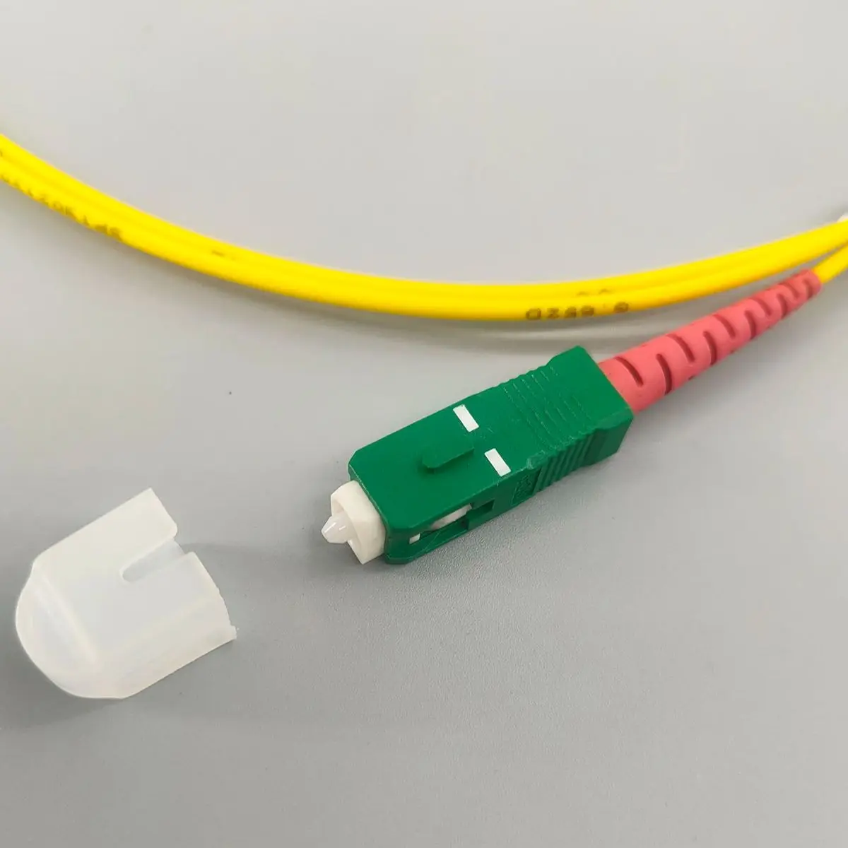 كابل الألياف الضوئية SC/APC إلى SC/APC وضع واحد 1 متر 2.0 مللي متر LSZH بيند غير حساس FTTH داخلي جودة عالية