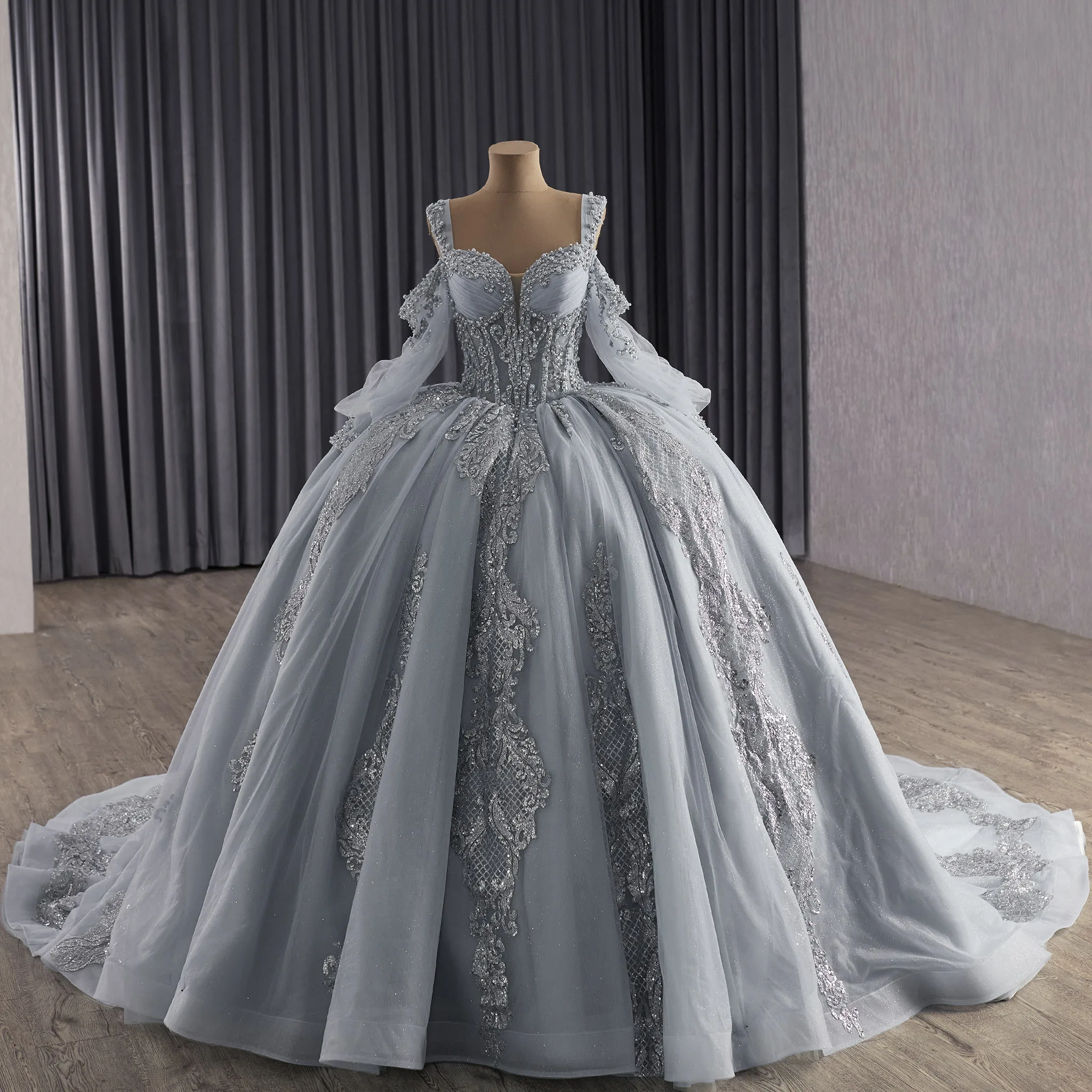 

Роскошное платье Quinceanera Rosymae с открытыми плечами и баскской талией, длинными рукавами, сверкающий лиф с блестками, жемчужные детали, прозрачная сетка на шнуровке