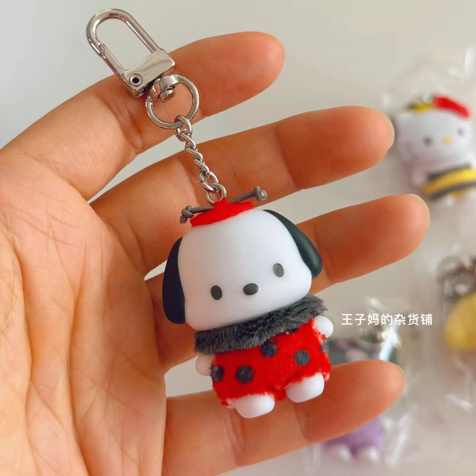 حار بيع في المخزون اليابانية المستوردة سانريو الفاكهة التحول الحشرات التحول سلسلة قلادة حقيبة معلقة مفتاح معلق