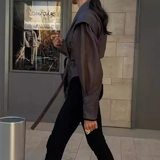 แจ็คเก็ตหนังแขนยาวคอปกแบบมีเข็มขัดสำหรับผู้หญิง ฤดูใบไม้ร่วง-ฤดูหนาว 2025 รุ่นใหม่ ดีไซน์หรูหรา ทรงเข้ารูป สวยงาม มีสีน้ำตาล ดำ เทาให้เลือก