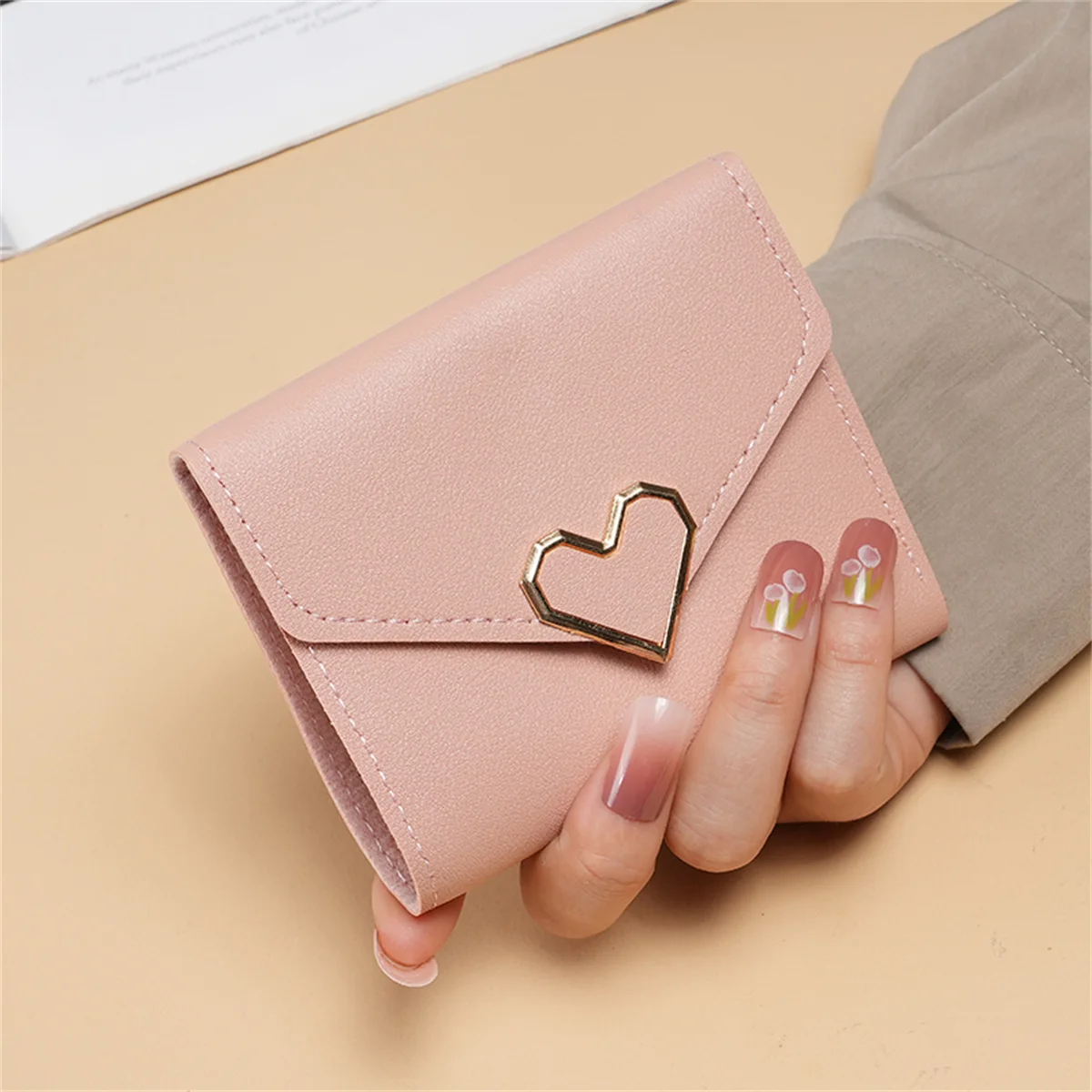 Neue einfache Geldbörse Studentinnen koreanische kurze süße Mini-Geldbörse neue herzförmige Schnalle Damen Geldbörse
