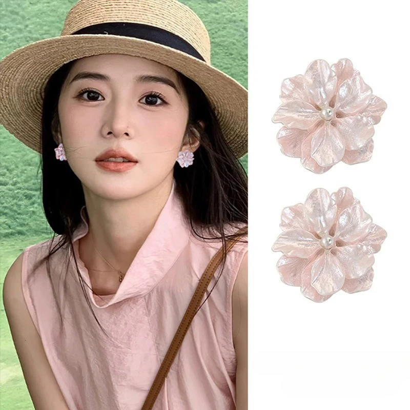 

Cute girl literary retro temperament pearl flower stud earrings women's 2024 new popular trendy midsummer dream earrings