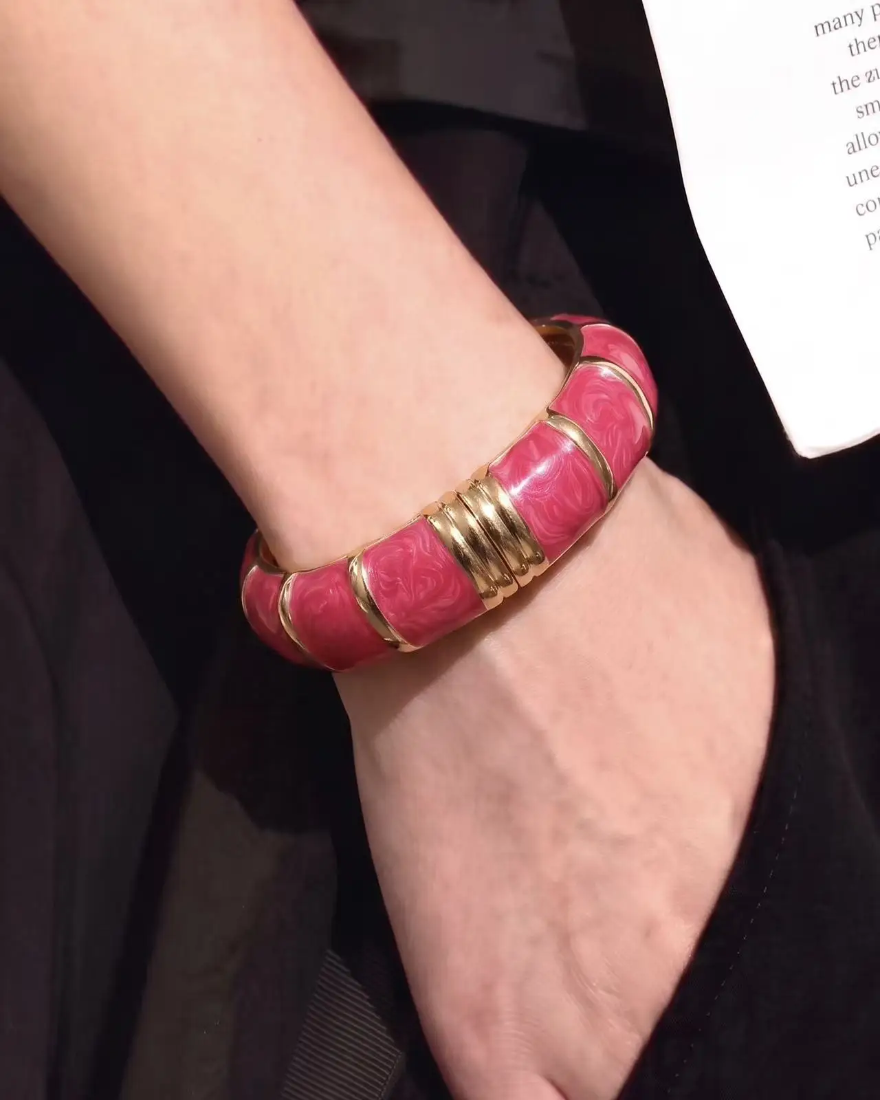 1 Piece Rose Pink Swirl Enamel Segmented Design Wide Spring Bracelet, Fashionable Retro Women's Bracelet, Suitable for Daily Wear and Evening Party Accessories Jewelry