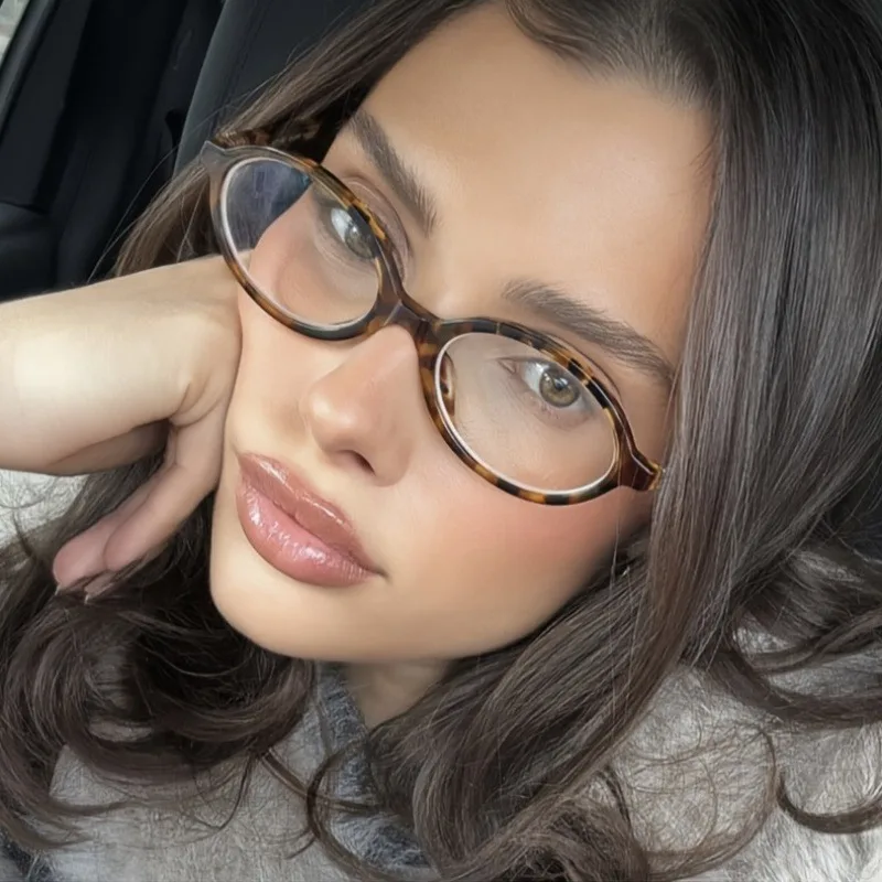 Vintage-inspirierte Lesebrille mit ovalem Rahmen, ideal für Streetstyle-Fotografie, Alltagsmode-Brillen