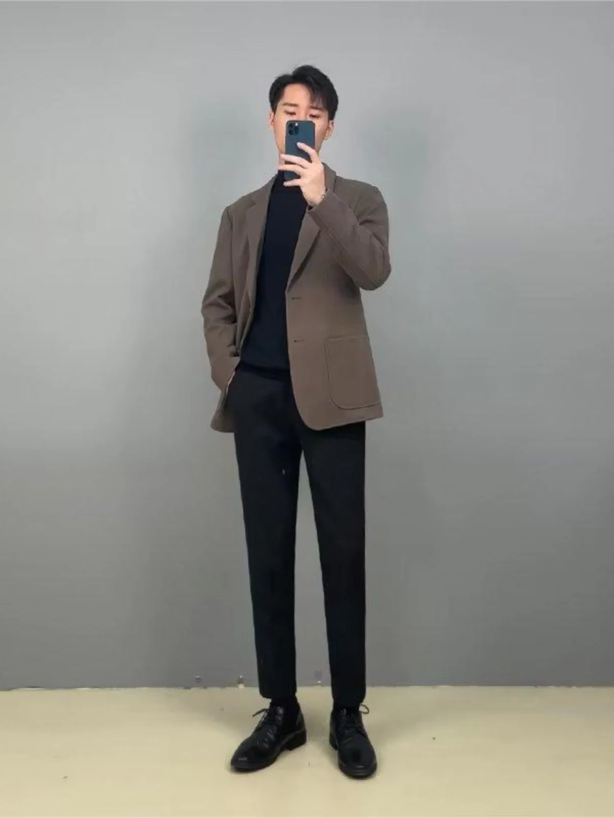 

Мужское повседневное деловое пальто 2023 года, весна-осень, новая модная модель, приталенный крой, корейский стиль, на одной пуговице, с длинными рукавами