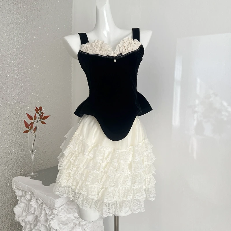 

Элегантный женский комплект из двух предметов: укороченный топ с завязками на талии и черная мини-юбка с эластичным поясом и оборками. Летний комплект.