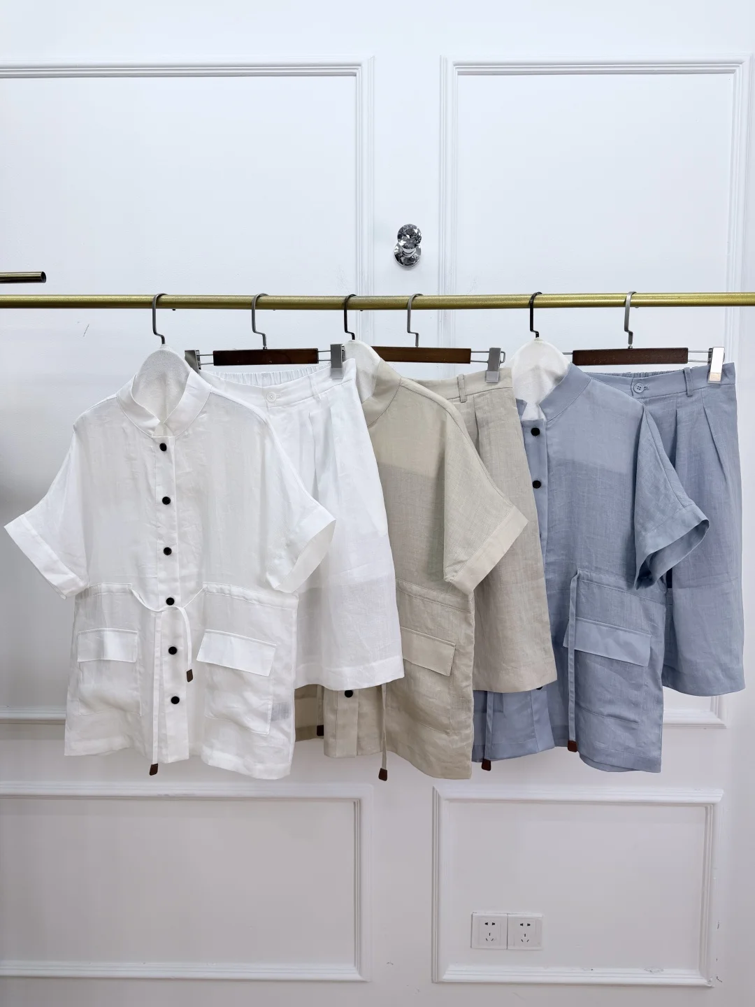 

Летний женский комплект из рами из 2 предметов: шорты с высокой талией + рубашка с воротником-стойкой и коротким рукавом на пуговицах, повседневный свободный костюм