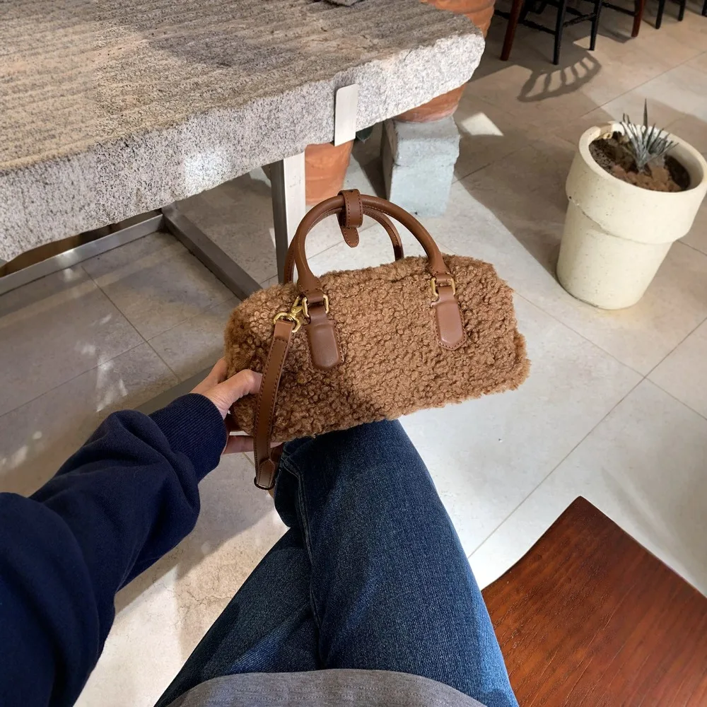 

Plush Bowling Bag 2025 Autumn Winter New Korean Version Fashion Sweet Versatile Caramel Brown Lamb Fluffy Handbag Messenger Bag