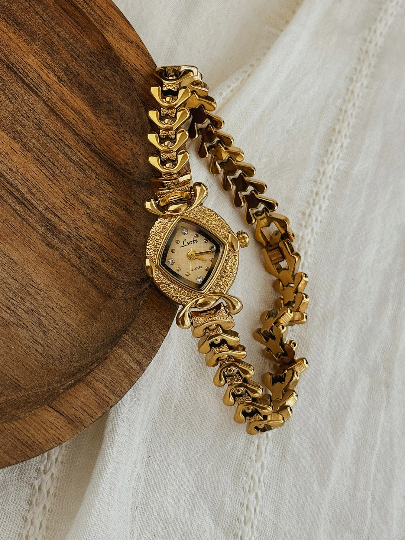 1 Piece of New French-Style Gold Vintage High-End Women's Watch with Copper Alloy Strap, Elegant and Niche, with a Sense of Sophistication, Fashionable, Simple, Luxurious, Elegant, Compact, Exquisite, Popular Online, High-End Barrel-Shaped Dial, Waterproof Quartz Watch, Women's Watch Suitable for Daily Wear and Events Such as Parties, Birthday and Holiday Gifts